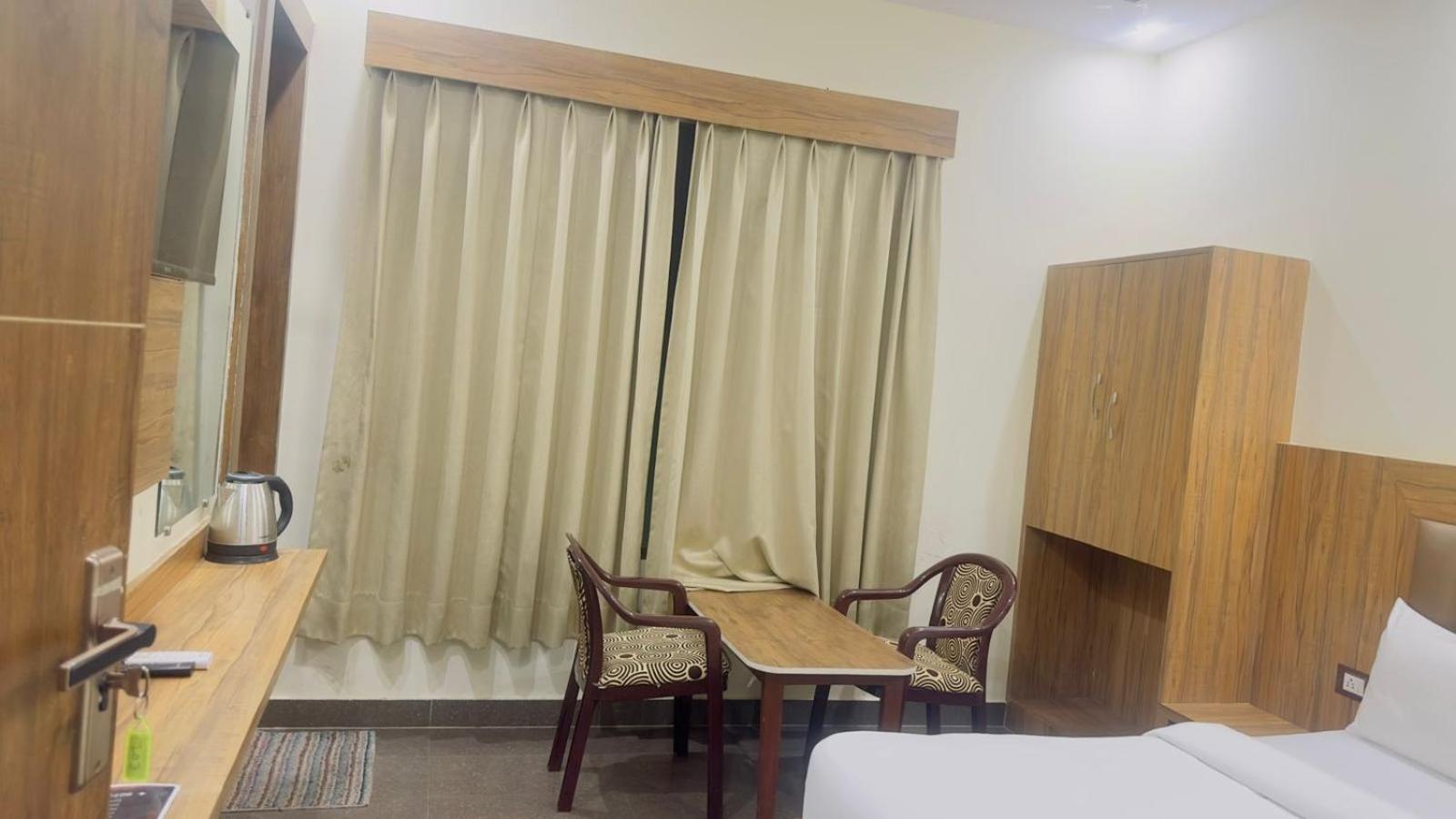 Hotel Gt International Tajganj Luaran gambar
